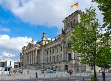 Berlin, Almanya - 5 Eylül 2018: Bina, Reichstag, Berlin, Almanya bilinmeyen turist vardır