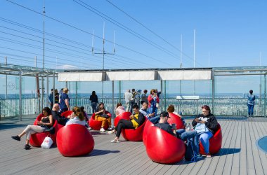 Paris, Fransa - 7 Eylül 2018: Bilinmeyen turistlerin dinlenme gözlem güverte Montparnasse Kulesi, Paris, Fransa
