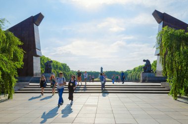 Berlin, Almanya - 5 Eylül 2018: Bilinmeyen turist ziyaret Sovyet askeri Anıtı ünlü Treptow Park, Berlin, Almanya