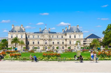 Paris, Fransa - 7 Eylül 2018: Bilinmeyen insanlar yakınındaki Lüksemburg Palace, Paris, Fransa, Lüksemburg Bahçesi dinlenme