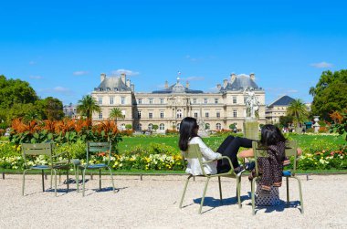 Paris, Fransa - 7 Eylül 2018: Bilinmeyen genç kadınlar yakınındaki Lüksemburg Palace, Paris, Fransa, Lüksemburg Bahçesi dinlenme
