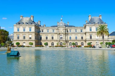Paris, Fransa - 7 Eylül 2018: Bilinmeyen kişi Lüksemburg bahçelerinde dinlenme. Güzel manzara Lüksemburg Sarayı (Palais du Luxembourg), Paris, Fransa