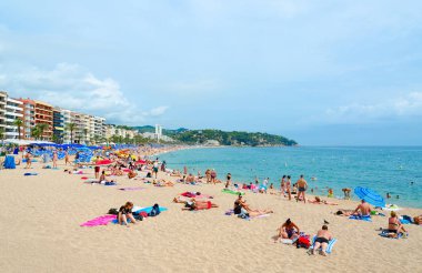 Lloret De Mar, İspanya - 9 Eylül 2018: Bilinmeyen insanlar popüler tatil şehir Lloret de Mar, Costa Brava, Katalonya, İspanya plaj üzerine getirin