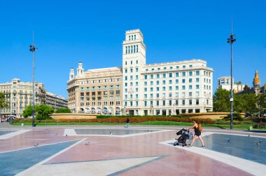 Barcelona, İspanya - 13 Eylül 2018: Bilinmeyen genç kadın bebek arabası ile Plaza Catalunya, Barselona, İspanya, yürüyor