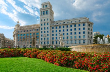 Barcelona, İspanya - 13 Eylül 2018: Çeşme, Barselona, İspanya yakınındaki Plaza Catalunya bilinmeyen turistlerin dinlenme