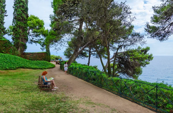 スペイン 2018 聖クロティルデ ガーデンズでリョ コスタブラバ カタルーニャの海の景色 正体不明の観光客が屋外にリラックスします — ストック写真