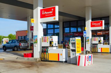Fransa - 8 Eylül 2018: Bilinmeyen insanlar Mağazası ile benzin istasyonu, Restoran Fransa