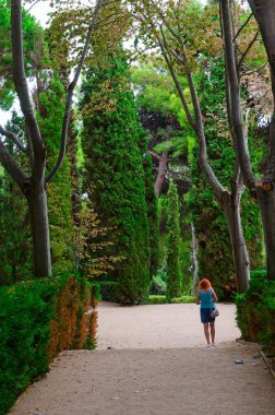 Bir Lloret De Mar, İspanya - 9 Eylül 2018: Bilinmeyen kadın-turistik Saint Clotilde pitoresk bahçelerin Lloret de Mar, Costa Brava, Katalonya, İspanya içeri girer