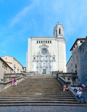 Girona, İspanya - 11 Eylül 2018: Cathedral Square yakınındaki tarihi merkezi Girona, İspanya ünlü Gotik Katedrali üzerinde bilinmeyen turist vardır