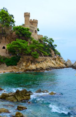 Güzel bir cliff beach Lloret de Mar, Costa Brava, Katalonya, İspanya yakınındaki kale manzarası