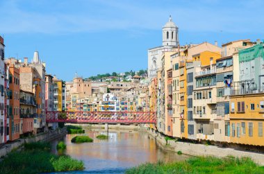 Eiffel köprüden (Puente Eiffel veya Pont de les Peixateries Velles) Onyar nehir, Katedrali ve tarihi merkezi Girona, İspanya binalarda görünümünü