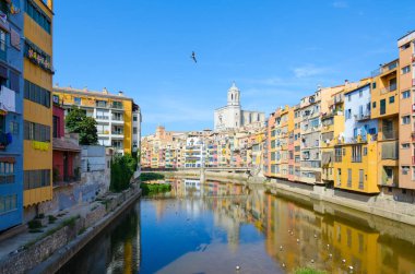 Görünümü, bridge St Augustine (Pont de Sant Agusti) Nehri Onyar, Katedral ve binaların şehir Girona, İspanya