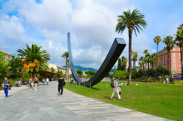 Moderna skulpturala sammansättning Arch Venet i trädgården Albert I, Nice, Côte d'Azur, Frankrike — Stockfoto