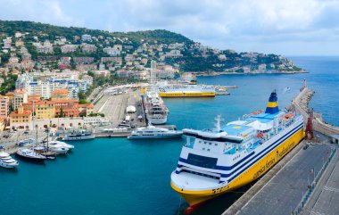 Nice, Fransa - 15 Eylül 2018: Nice bağlantı noktası, Cote d'Azur, Fransa Roma tepede doğal görünümünden