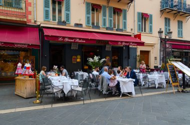 Nice, Fransa - 15 Eylül 2018: Bilinmeyen insanlar Old Town, Nice-Cote d'Azur, Fransa Açık Fransızca restoran Le Grand Balcon masalarda rahat ol