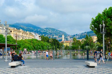 Nice, Fransa - 15 Eylül 2018: Kimliği belirsiz kişi yürüme Place Massena, Promenade du Paillon Çeşmesi, Nice, Cote d'Azur, Fransa yakın çevresinde