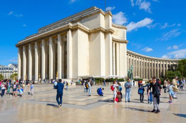 PARIS, FRANCE - SEPTEMBER 7, 2018: Unidentified tourists are on Place du Trocadero near Chaillot Palace (Palais de Chaillot), Paris, France clipart
