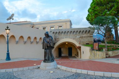 Monaco-Ville, Monaco - 15 Eylül 2018 Prensliği: Prens Monaco Palace, Francois Grimaldi heykeli
