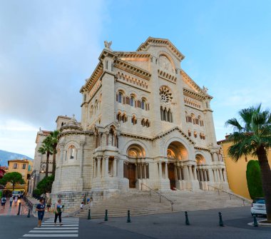 Monaco-Ville, Monaco Prensliği - 15 Eylül 2018: Bilinmeyen turist St. Nicholas Katedrali yakınındaki vardır