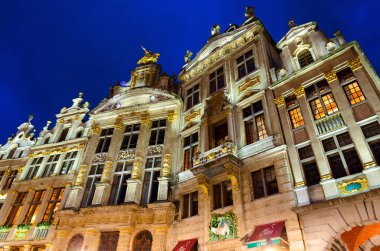 Brussels, Belçika - 6 Eylül 2018: Meşhur Grand Place akşam aydınlatma, Brüksel, Belçika, mimari topluluğu