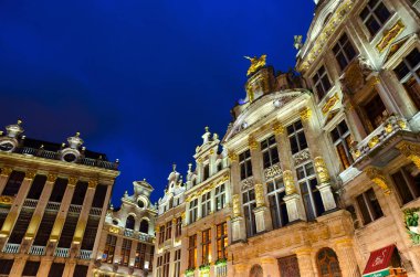 Brussels, Belçika - 6 Eylül 2018: Meşhur Grand Place akşam aydınlatma, Brüksel, Belçika, mimari topluluğu