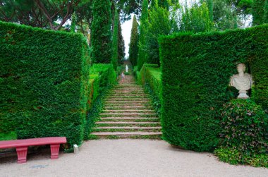 Bir Lloret De Mar, İspanya - 9 Eylül 2018: Tanımlanamayan turist yürüyüş Saint Clotilde ünlü pitoresk Gardens Lloret de Mar, Costa Brava, Katalonya, İspanya