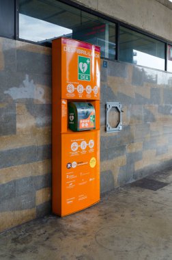 Bir Lloret De Mar, İspanya - 9 Eylül 2018: Lloret de Mar, İspanya otobüs istasyonunda otomatik cihazı