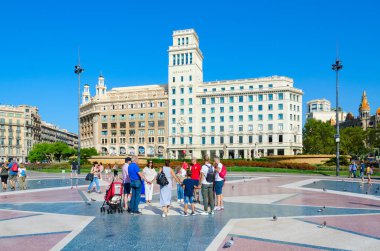 Barcelona, İspanya - 13 Eylül 2018: Ünlü Plaza Catalunya, Barselona, İspanya, bilinmeyen turist vardır