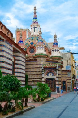 Lloret De Mar, İspanya - 10 Eylül 2018: Sokak yakınındaki Kilisesi Sant Roma, Lloret de Mar, Costa Brava, İspanya kimliği belirsiz insanlar yürümek