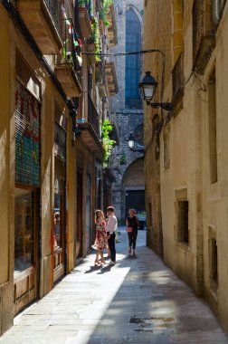 Barcelona, İspanya - 13 Eylül 2018: Ünlü Gothic Quarter, Barselona, İspanya, dar sokakta bilinmeyen turist vardır