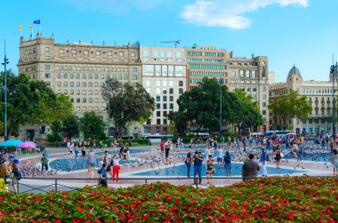 Barcelona, İspanya - 13 Eylül 2018: Ünlü Plaza Catalunya, Barselona, İspanya, bilinmeyen turist vardır