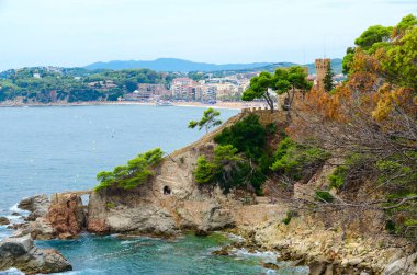 Castle beach, Lloret de Mar, Costa Brava, Katalonya, İspanya tarafından ve kayalık sahil güzel manzara