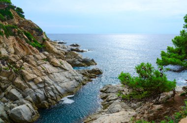 Güzel manzarası kayalık sahil ve deniz, Costa Brava, Katalonya, İspanya