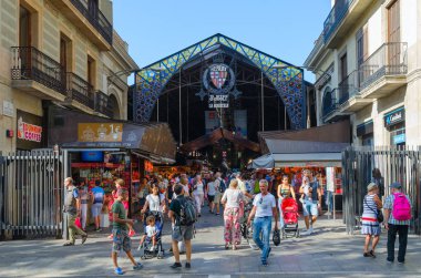 Barcelona, İspanya - 13 Eylül 2018: Bilinmeyen insanlar La Rambla, Barselona, İspanya, ünlü Boqueria pazarı ziyaret edin