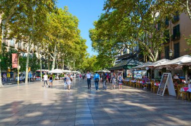 Barcelona, İspanya - 13 Eylül 2018: Boyunca ünlü yayalara La Rambla, Barselona, İspanya, kimliği belirsiz kişi yürüyüş
