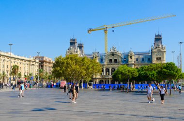 Barcelona, İspanya - 13 Eylül 2018: Tanımlanamayan turist Meydanı yakınındaki liman Barcelona, İspanya'nın inşası gezinme