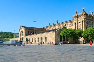 Barcelona, İspanya - 13 Eylül 2018: Kimliği belirsiz kişi yürüyüş sokak belediye kurumlarının bağlantı noktası Barcelona, İspanya alanda building yakınındaki