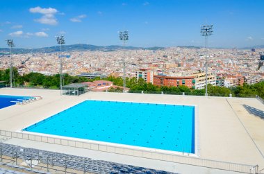 Barcelona, İspanya - 13 Eylül 2018: Ortak yüzme havuzunda Montjuic dağ, üstten görünüm şehir Barcelona, İspanya