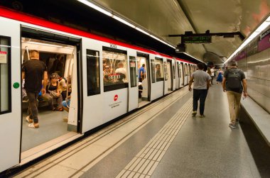 Barcelona, İspanya - 13 Eylül 2018: Ortak yüzme havuzunda Montjuic dağ, üstten görünüm şehir Barcelona, İspanya