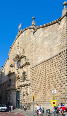 Barcelona, İspanya - 13 Eylül 2018: Tanımlanamayan turistler aşağı şehir merkezine yakın Church of Our Lady Bethlehem (Parroquia de la Verge de Betlem), sokakta Barselona, İspanya, yürümek