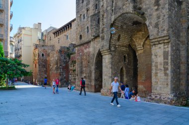 Barcelona, İspanya - 13 Eylül 2018: Kimliği belirsiz kişi yürüyüş Saint Agata Chapel Ramon Berenguer Meydanı (Placa de Ramon Berenguer el Gran) Gothic Quarter'nda antik walls yakınındaki