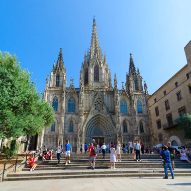 Barcelona, İspanya - 13 Eylül 2018: Bilinmeyen turist yakınındaki ünlü Katedrali, Holy Cross ve Gothic Quarter, Barselona, İspanya, Aziz Eulalia vardır