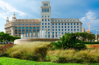Barcelona, İspanya - 13 Eylül 2018: Bilinmeyen turistlerin dinlenme yakınındaki ünlü Plaza Catalunya, Barselona, İspanya, Çeşme