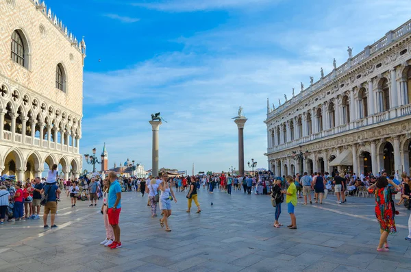 Los turistas están en la famosa Piazza San Marco cerca del Palacio Ducal y la Biblioteca Marciana, Venecia, Italia —  Fotos de Stock