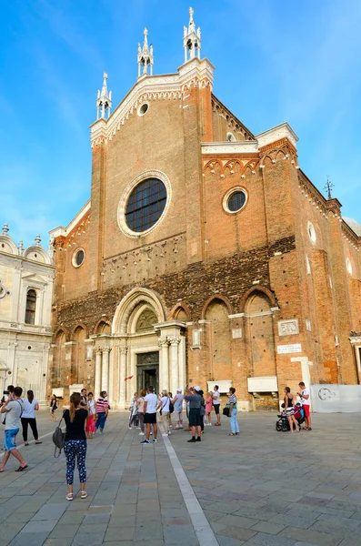 Group of tourists is on square near Cathedral of Santi Giovanni e Paolo, Venice, Italy — Stock Photo, Image