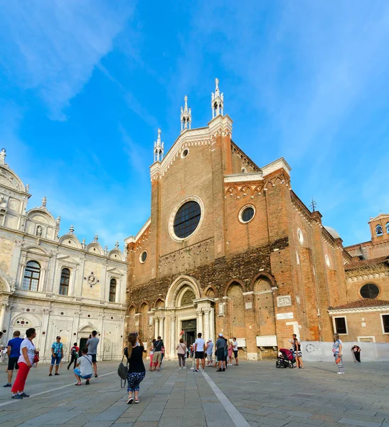 Los turistas están en la plaza cerca de la Catedral de Santi Giovanni e Paolo, Venecia, Italia —  Fotos de Stock