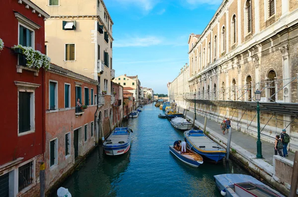 Malebný pohled kanálu s čluny, poblíž Piazza Santi Giovanni e Paolo, Benátky, Itálie — Stock fotografie