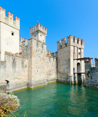 Garda Gölü kıyısında, Sirmione, İtalya üzerinde kale, (12 - ikinci yarısında 13 yüzyıl başlarında inşa) Scaligers
