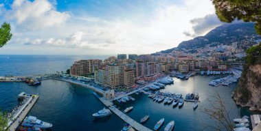 Bağlantı noktası de Fontvieille, Monako Prensliği yukarıdan manzarayı akşam güzel