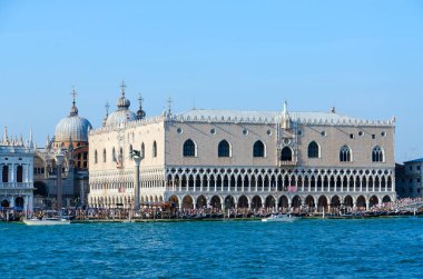 Görünümü Doge Sarayı (İnşaat 1309-1424 yıl) ve yan dolgu Körfezi San Marco, Venedik, İtalya